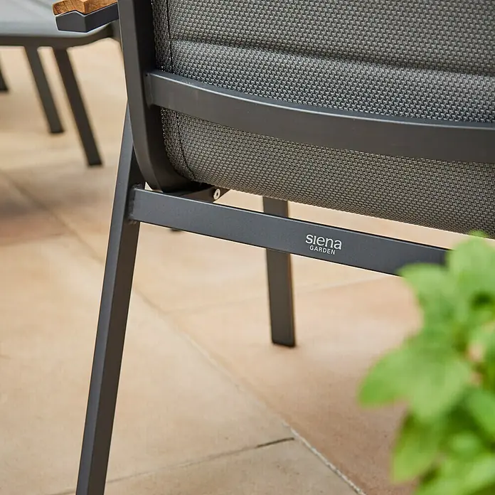 Siena Garden Stapelstuhl Tesoro High Back - 2 Stk., Ranotex®-Gewebe, Stapelbar, Anthrazit, B x T x H: 62,5 x 70,5 x 110 cm - Nahaufnahme eines Siena Garden Gartenstuhls, der modernes Design und Komfort für den Außenbereich vereint.
