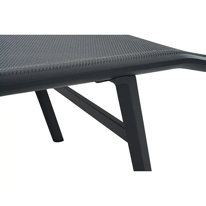 Siena Garden Gartenliege Tauro - Anthrazit, Aluminium, Klappbar - Detailaufnahme eines schwarzen Liegestuhls mit einem Gestell aus dunklem Metall und einer Sitzfläche aus Netzgewebe.