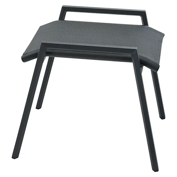 Siena Garden Gartenhocker Tauro - Ranotex-Gewebe, Stapelbar, Anthrazit, B x T x H: 59 x 56,5 x 47 cm - Nahaufnahme eines modernen schwarzen Stuhls mit Stoffbezug und geradlinigem Design vor einem Hintergrund aus horizontalen Linien.