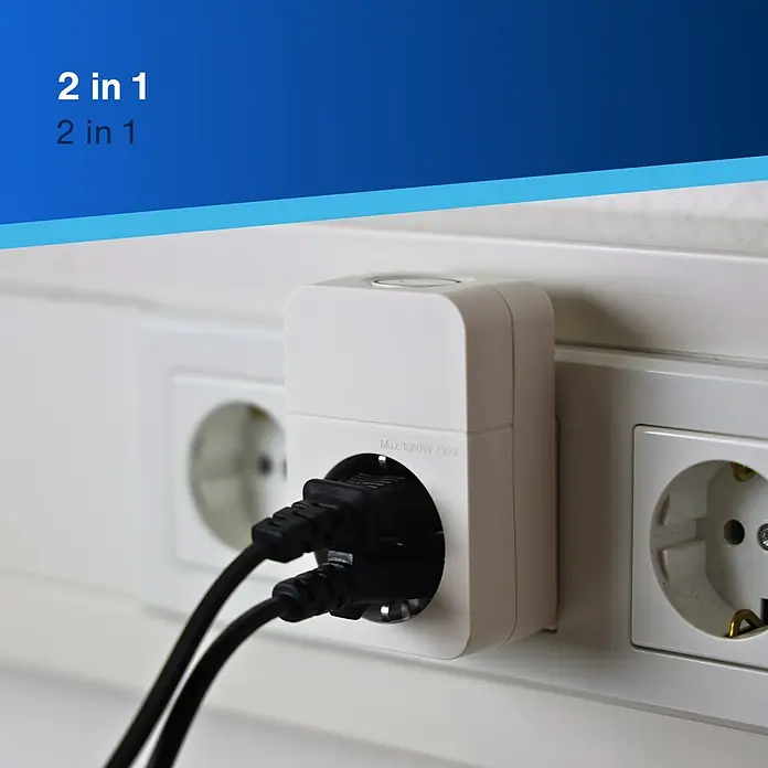 REV Zwischenstecker mit Schalter und Combini-Stecksystem - Weiß, Max. Anschlussleistung: 3.680 W - Eine weiße Steckdose mit zwei schwarzen Netzkabeln, die in eine Wandsteckdose eingesteckt sind. Praktische 2-in-1-Lösung für mehr Anschlussmöglichkeiten.