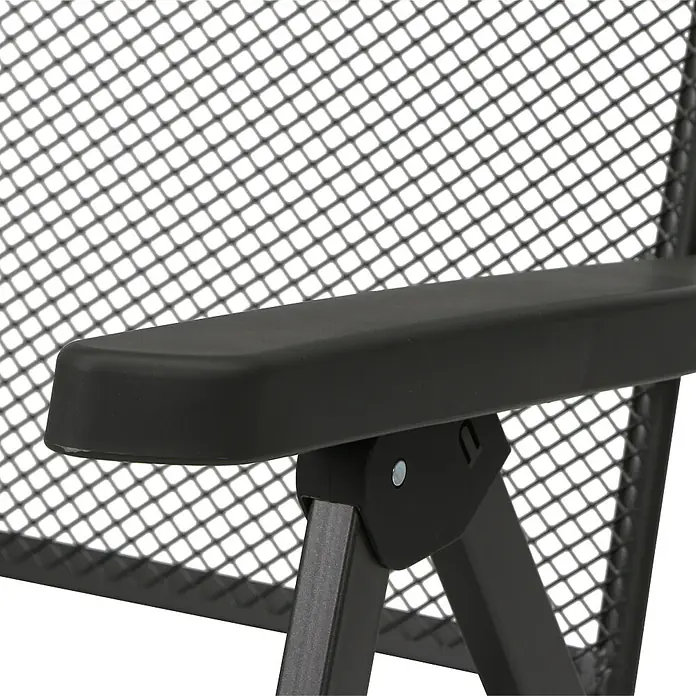 Siena Garden Klappstuhl Set Elda - 4 Stk., Klappbar, Anthrazit, B x T x H: 46 x 60 x 103 cm - Detailaufnahme der Armlehne eines schwarzen Relaxsessels mit Netzstruktur für den Außenbereich.