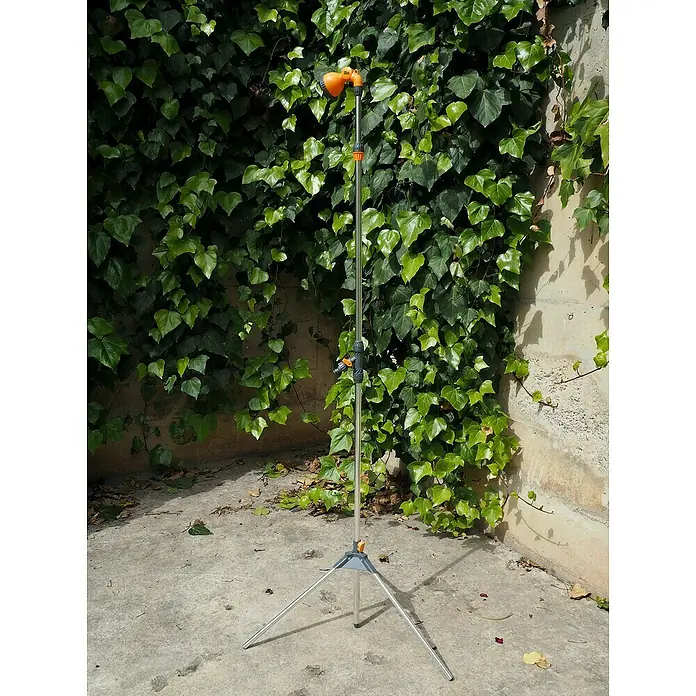 Ducha de jardín con trípode - Altura: 240 cm, Trípode, Aluminio, Naranja - Ducha de jardín con trípode frente a una pared de vegetación. Práctica para un refresco rápido en el jardín.