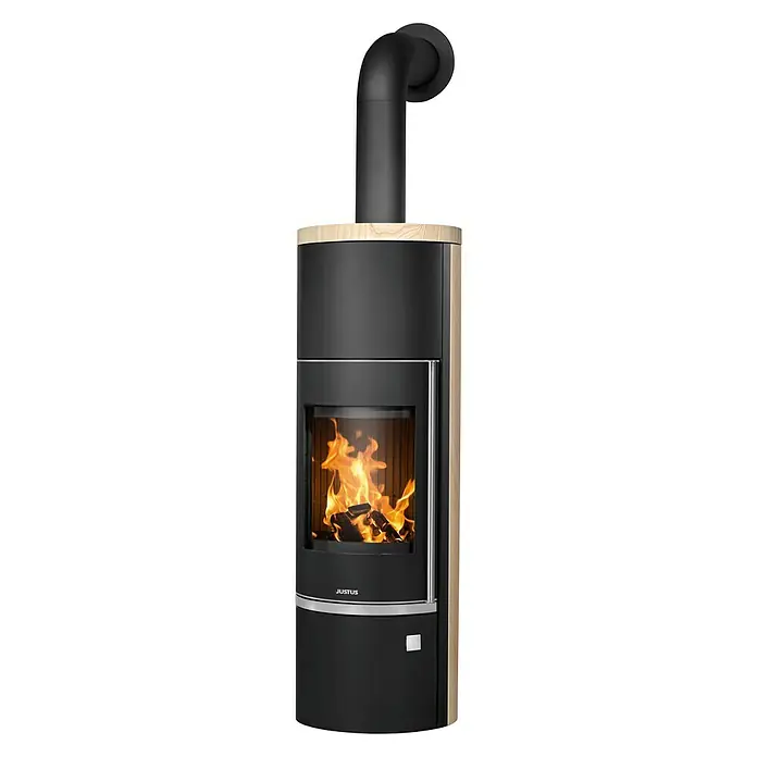Justus Kaminofen Faro Aqua 2.0 - 8,5 kW, Raumheizvermögen: 200 m³, Material Verkleidung: Sandstein, Sandstein/Schwarz - Kaminofen von Justus mit Holzfeuer, schwarzem Rauchrohr und hellen Holzdetails für eine gemütliche Atmosphäre.
