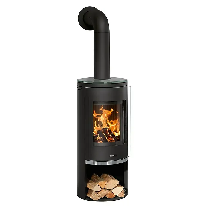 Justus Kaminofen Faro 2.0 - 6 kW, Raumheizvermögen: 115 m³, Verkleidung: Stahl/Glas, Schwarz - Abgebildet ist ein Justus Kaminofen mit Holzscheiten, der Wärme und Behaglichkeit in Ihr Zuhause bringt.