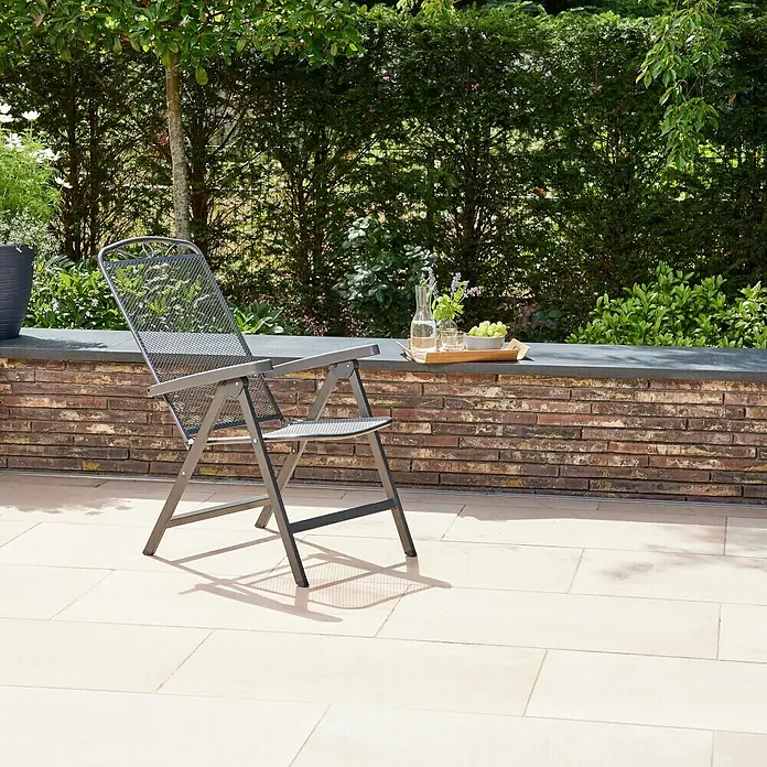 Siena Garden Klappstuhl Set Elda - 4 Stk., Klappbar, Anthrazit, B x T x H: 46 x 60 x 103 cm - Gartenstuhl aus Metall auf einer Terrasse.