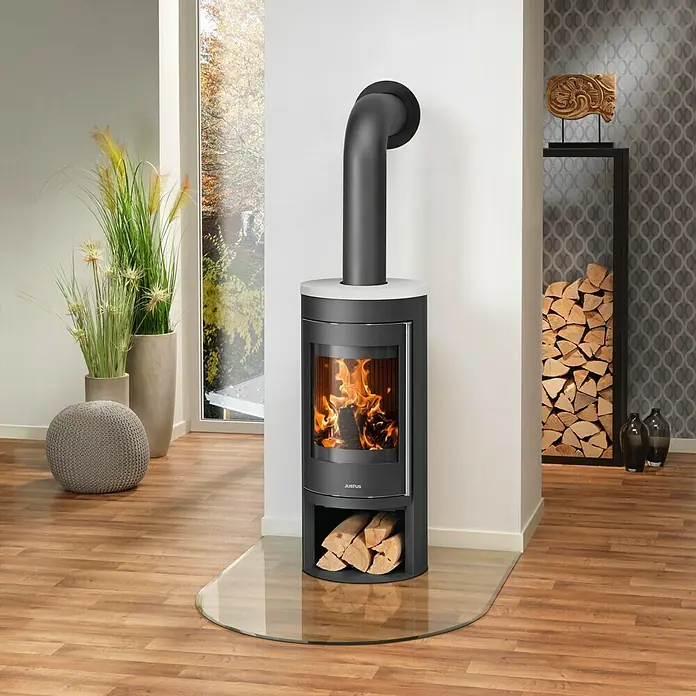 Justus Kaminofen Mino 2.0 - 5,5 kW, Raumheizvermögen: 88 m³, Farbe Verkleidung: Seidenweiß, Schwarz - Kaminofen mit Glasplatte und Holzscheiten. Der Ofen hat ein modernes Design und sorgt für gemütliche Wärme im Raum.