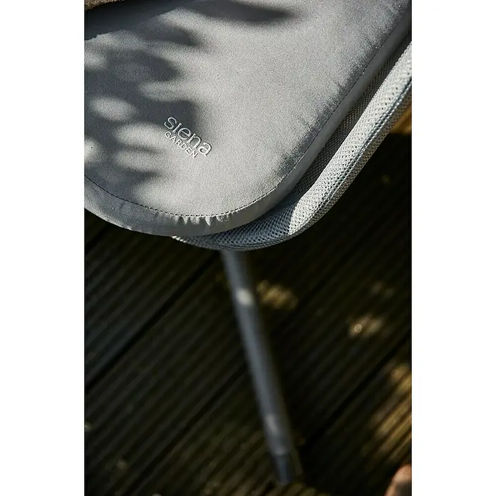 Siena Garden Hängesessel Yobaya mit Schutzhülle - L x B x H: 106 x 123 x 195 cm, Blau - Nahaufnahme eines Stuhls von Siena Garden mit grauem Sitzkissen und silbernem Gestell auf einer Holzterrasse im Freien.
