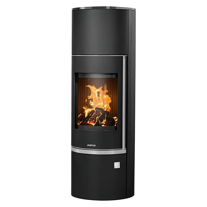 Justus Kaminofen Faro W+ 2.0 - 7 kW, Raumheizvermögen: 144 m³, Verkleidung: Stahl/Glas, Schwarz - Ein Justus Kaminofen mit Glasfenster, in dem ein Feuer brennt. Der Ofen ist schwarz und hat eine zylindrische Form.