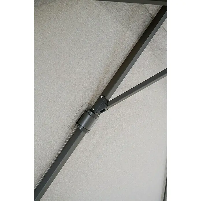Siena Garden Ampelschirm Bosco N+ - Hellgrau, Bespannungsmaß (L x B): 300 x 300 cm - Nahaufnahme eines Sonnenschirmgestells mit grauem Stoffbezug und Metallstruktur für Stabilität und Sonnenschutz im Außenbereich.