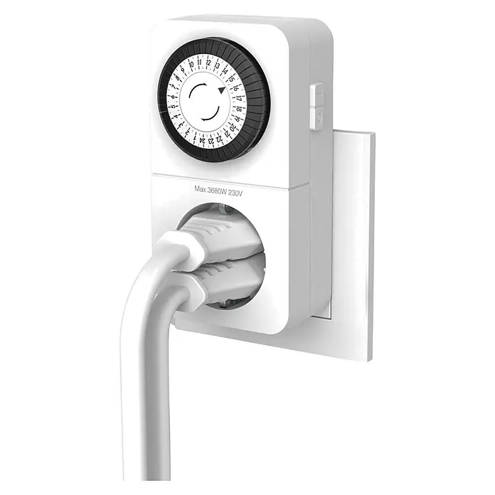 REV Zeitschaltuhr mit Combini-Stecksystem - Mechanisch, Weiß, 3.680 W - Eine mechanische Zeitschaltuhr für den Innenbereich mit zwei Steckdosen, die in eine Wandsteckdose gesteckt wird.
