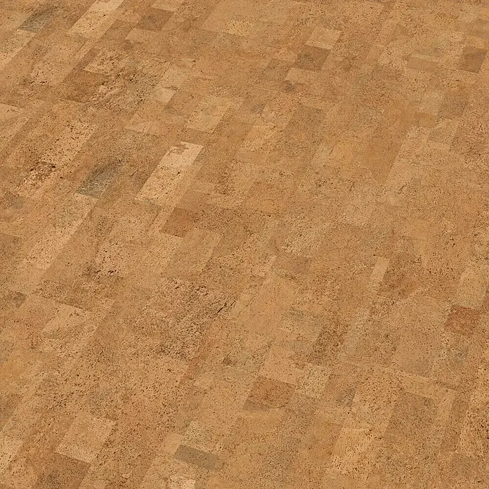 Corklife Studiostyle Korkboden - Mora, 905 x 295 x 10,5 mm - Nahaufnahme eines Musters von quadratischen Korkfliesen in verschiedenen Brauntönen, die eine warme und natürliche Textur erzeugen.
