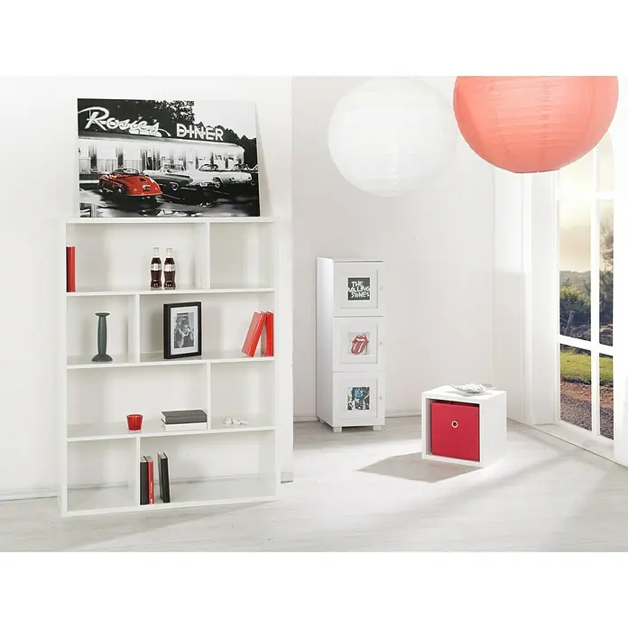 Phönix Caro Beistelltisch - L x B x H: 35 x 43 x 43 cm, Weiß - Ein stilvolles, weißes Bücherregal mit dekorativen Elementen wie einem Diner-Bild, Getränken und roten Akzenten, das jedem Raum einen Hauch von Persönlichkeit verleiht.