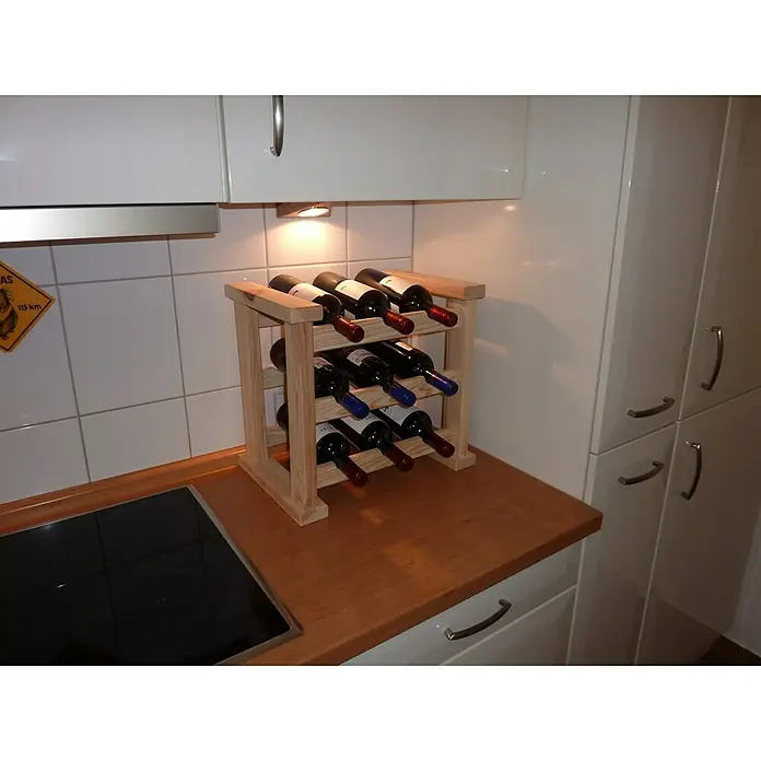 Promadino Weinregal Bordeaux - 43,6 x 30 x 40 cm, Anzahl Flaschen: 9 Stk. - Ein hölzernes Weinregal steht auf einer Küchentheke und präsentiert eine Auswahl an Weinflaschen unter einem Küchenschrank.