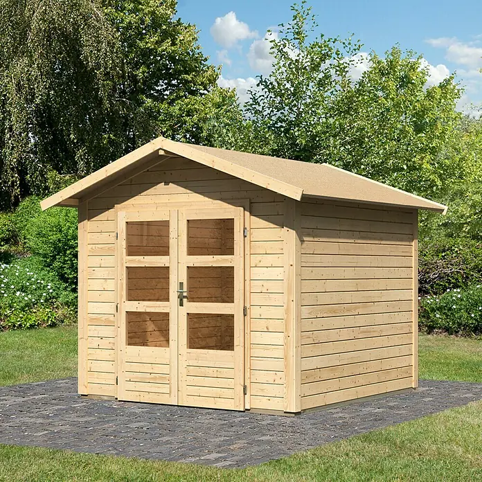 Karibu Gartenhaus Talkau 4 - Außenmaß inkl. Dachüberstand (B x T): 270 x 274 cm, Holz, Natur - Ein helles Holzgartenhaus mit Doppeltüren und einem Satteldach steht auf einem gepflasterten Bereich in einem Garten.
