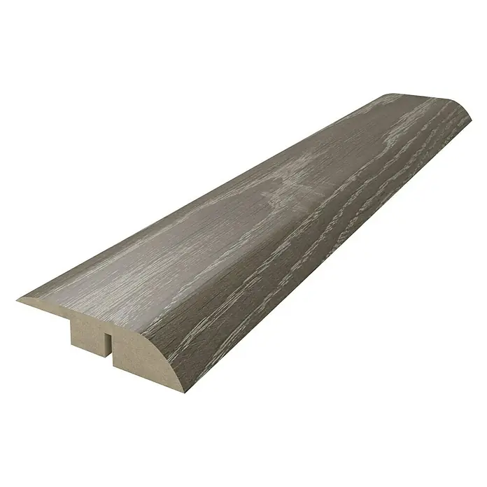 Perfil de transición Roble Comarea&Roble Tenero - 2.440 x 48 mm, Tipo de montaje: Pegado - Imagen de una tira de transición para pisos con veta de madera gris, diseñada para crear una conexión limpia y perfecta entre dos superficies.
