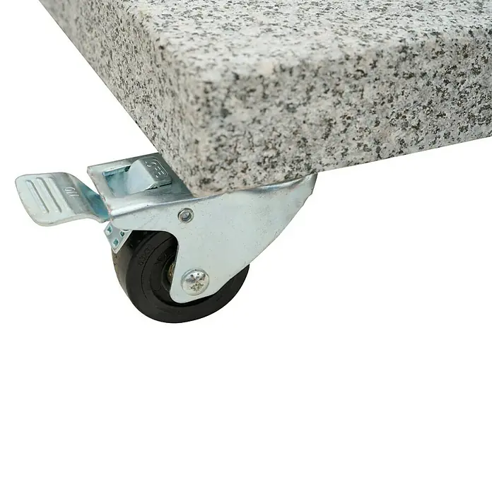 Siena Garden Granitschirmständer Ennio Base mit Rollen - 120 kg, L x B: 80 x 80 cm - Nahaufnahme eines Granit-Sockels mit einer feststellbaren Lenkrolle aus Metall, die Mobilität und Stabilität für den Artikel bietet.
