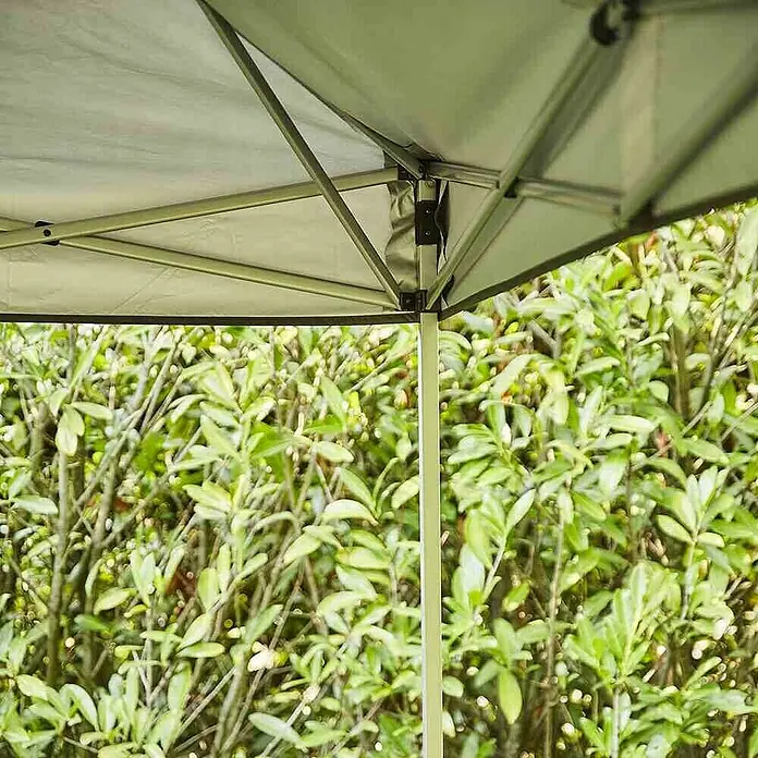 Gardamo Faltpavillon EasyUp - Farbe Dach: Anthrazit - Nahaufnahme des Gestells eines Pavillons mit Blick auf die grüne Umgebung. Das robuste Metallgestell sorgt für Stabilität im Freien.