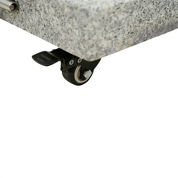 Siena Garden Granitschirmständer Ennio mit Rollen - 28 kg, L x B: 45 x 45 cm - Nahaufnahme eines Produkts mit einem kleinen Rad und einer grauen Oberfläche. Ein Detail für eine Produktbeschreibung.