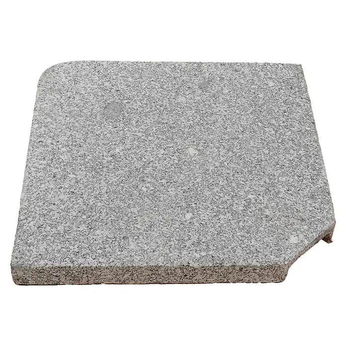 Siena Garden Beschwerplatte Granit Ennio - L x B x H: 47,5 x 47,5 x 4,1 cm, Hellgrau, Granit - Nahaufnahme eines Pflastersteins aus grauem Granit mit gesprenkelter Textur, ideal für Gartenwege und Terrassen.