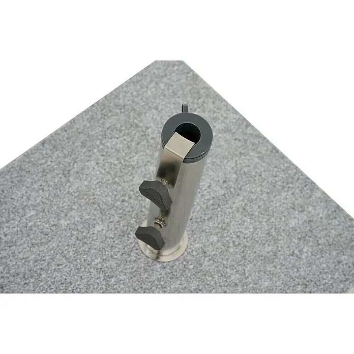 Siena Garden Granitschirmständer Ennio mit Rollen - 50 kg, L x B: 50 x 50 cm - Nahaufnahme eines Sonnenschirmständers mit silbernem Schaft und grauem Sockel mit zwei schwarzen Feststellschrauben zur sicheren Befestigung.