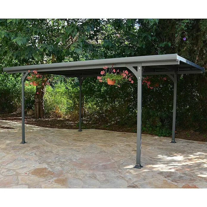 Palram – Canopia Carport Verona 5000 - Medidas ext. (An x Pr): 5,04 x 2,99 m, Aluminio, Carport adecuado para: Turismos - Pabellón de metal con revestimiento gris y cestas de flores colgantes. El pabellón se encuentra sobre un escalón de piedra, ofreciendo sombra y protección.