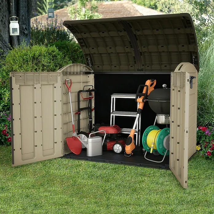 Keter Arcón Store It Out Ultra - L x An x Al: 113 x 177 x 134 cm, Marrón claro - Caseta de jardín con puertas abiertas que muestran varias herramientas de jardinería como una parrilla, cortacésped y pala en el interior.