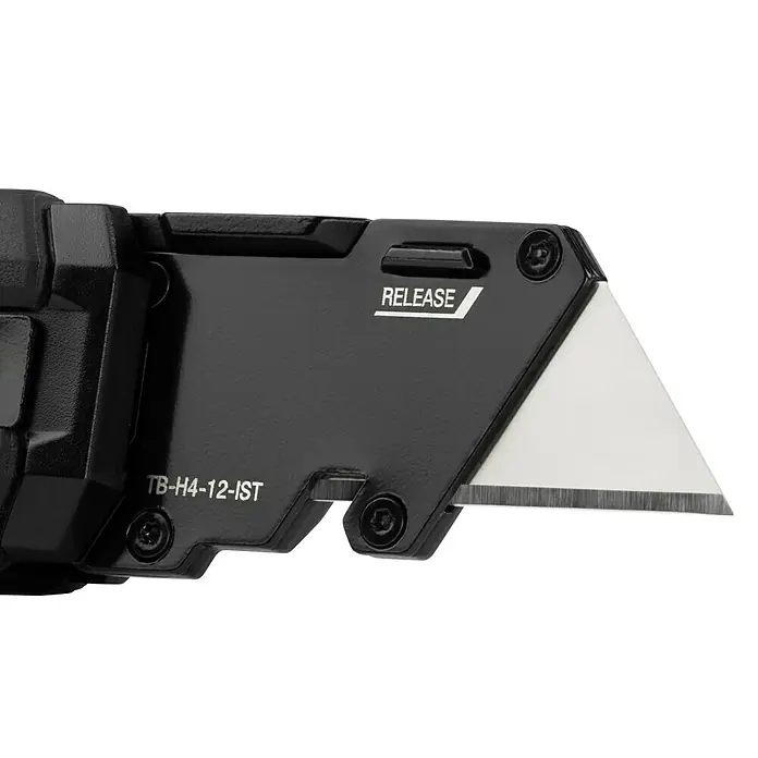 ToughBuilt Cuchillo cúter TB-H4-12-IST-BEA - Aluminio, Negro/Amarillo - Primer plano de un cúter multiusos negro Toughbuilt TB-H4-12-IST con hoja retráctil, ideal para artesanos y aficionados al bricolaje.