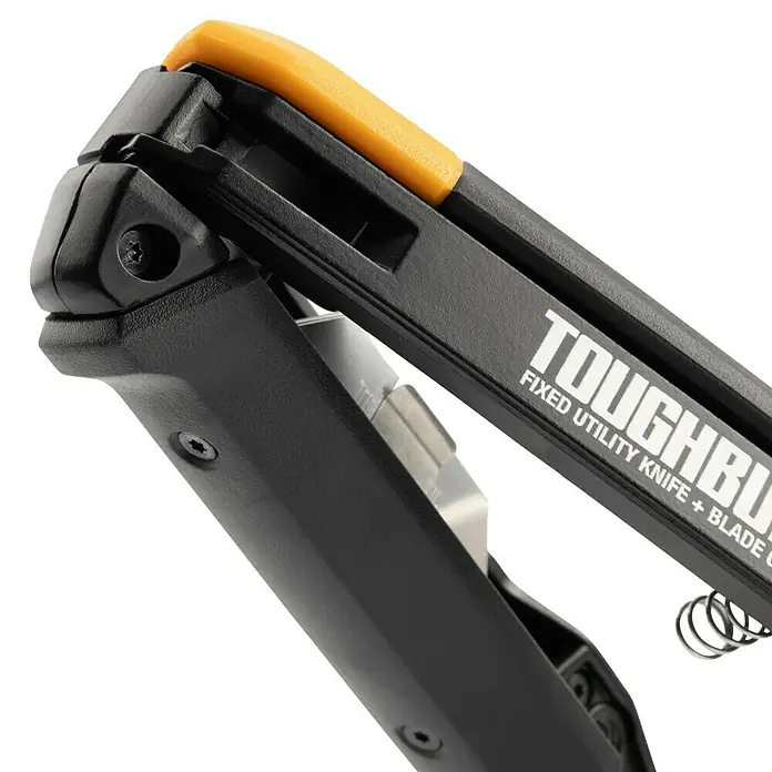 ToughBuilt Cuchillo cúter TB-H4-11-G-BEA - Aluminio, Negro/Amarillo - Primer plano del cúter plegable ToughBuilt TB-H4S2-01, diseñado para tareas exigentes.