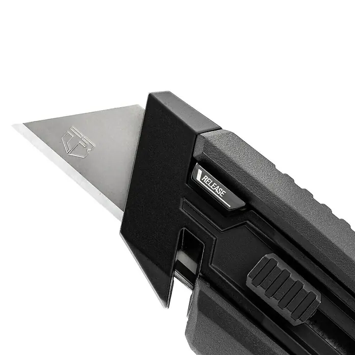 ToughBuilt Cuchillo cúter TB-H4-11-A-BEA - Aluminio, Negro/Amarillo - Primer plano de un cúter negro con una hoja afilada y un botón de "Release". Ideal para tareas de corte precisas.
