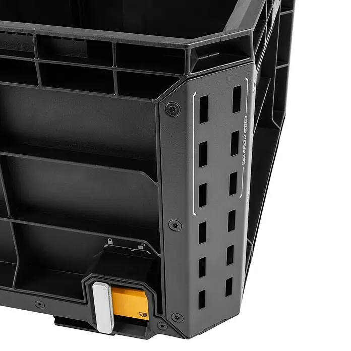 ToughBuilt StackTech Aufbewahrungsbox - L x B x H: 530 x 410 x 290 mm, Kunststoff - Detailaufnahme einer schwarzen Werkzeugkiste mit Zubehörbefestigungspunkten und robustem Verriegelungsmechanismus.