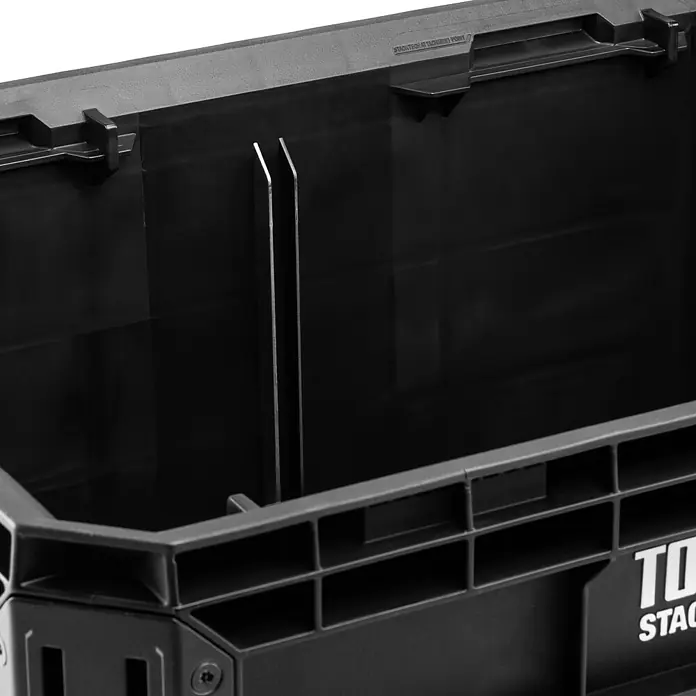 ToughBuilt StackTech Aufbewahrungsbox - L x B x H: 530 x 410 x 290 mm, Kunststoff - Detailaufnahme des schwarzen TOUGH STACK Aufbewahrungskoffers, der robuste Bauweise und die praktischen Trennwände hervorhebt.