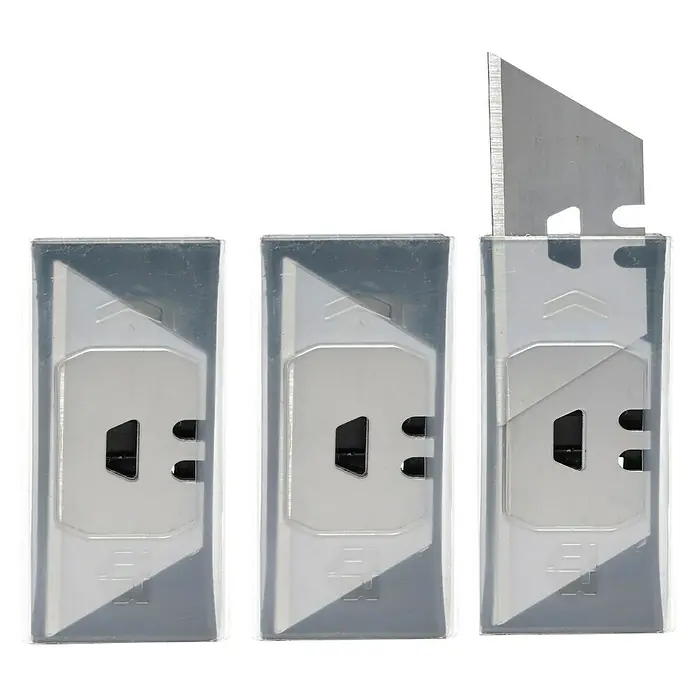 ToughBuilt Juego de cuchillas de repuesto TB-H4S30-80 - 30 ud. - Tres cuchillas de cúter en un envase de plástico, una de ellas parcialmente expuesta. Herramientas afiladas para cortes precisos.