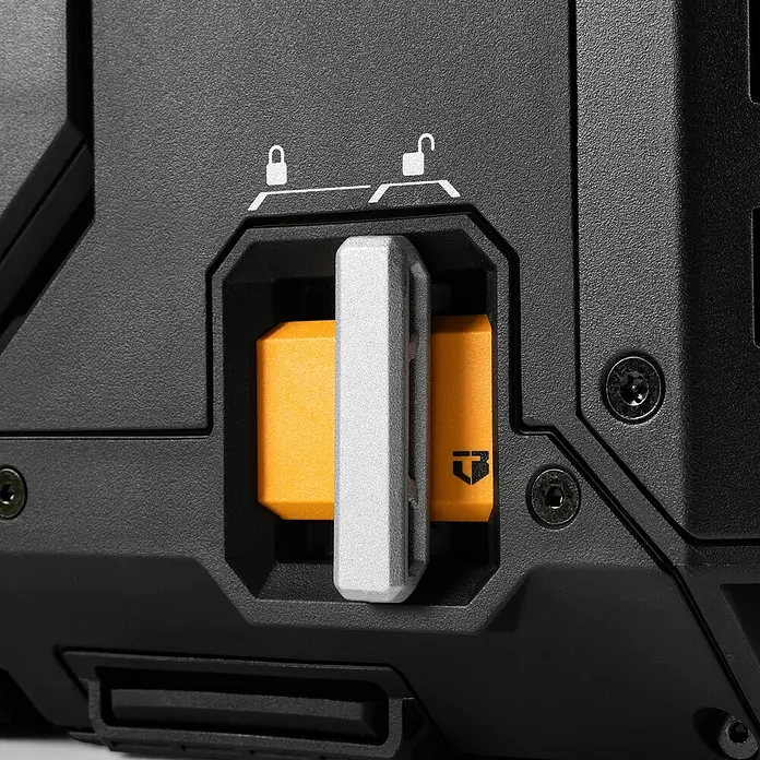 ToughBuilt StackTech Werkzeugkasten Large - L x B x H: 40,6 x 53,3 x 29,7 cm, Kunststoff, Traglast: 45 kg - Detailaufnahme des Verriegelungsmechanismus einer Toolbox, der Robustheit und Sicherheit suggeriert.