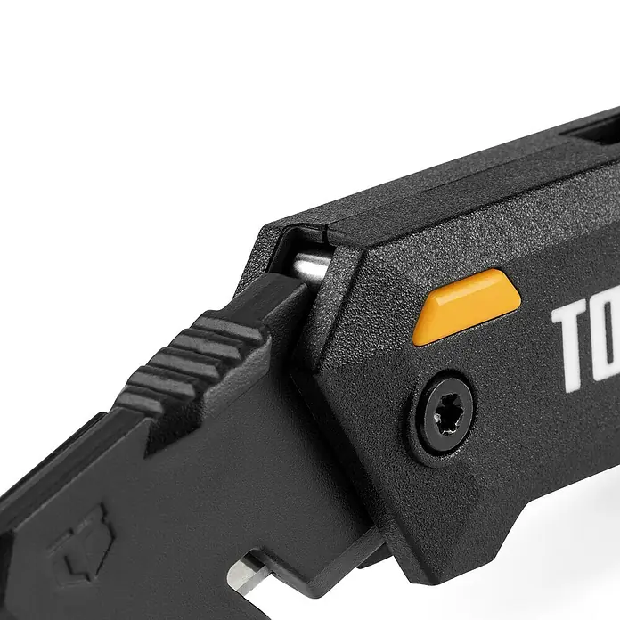 ToughBuilt Cuchillo de trabajo TB-H4-12-C - Aluminio, L x An x Al: 25,4 x 700 x 205 mm - Primer plano del cúter negro TORQ con botón amarillo y tornillo Torx. El cúter es ideal para el uso diario.
