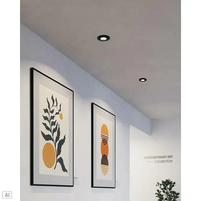 Eglo LED-Einbauleuchte Agulo - Warmweiß, Durchmesser: 85 cm, Schwarz - Das Bild zeigt zwei moderne Kunstwerke an einer weißen Wand, beleuchtet von eingelassenen Deckenleuchten, in einer Kunstausstellung.