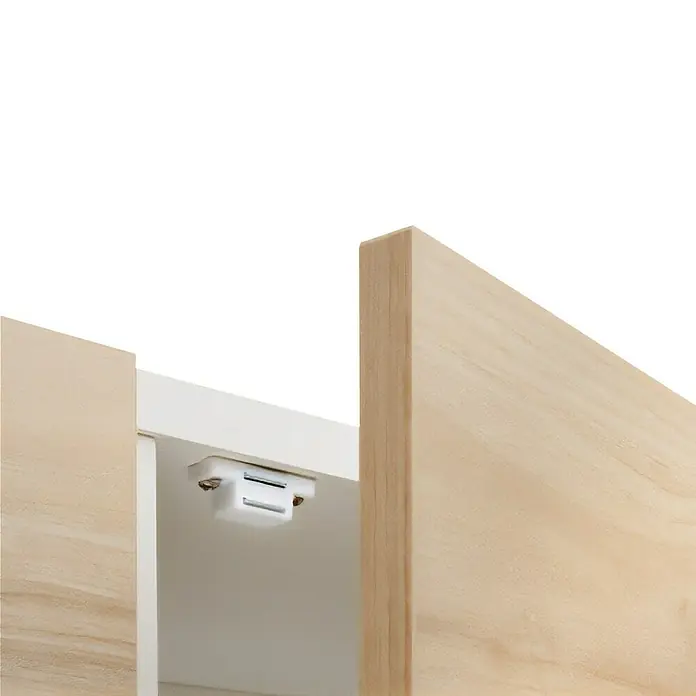 Hettich MagnetverschlussHaftkraft: 2 kg, Weiß - Detailaufnahme eines Schranks mit Magnetverschluss, der für einen sicheren Verschluss sorgt. Das Holz verleiht ihm einen natürlichen Look.