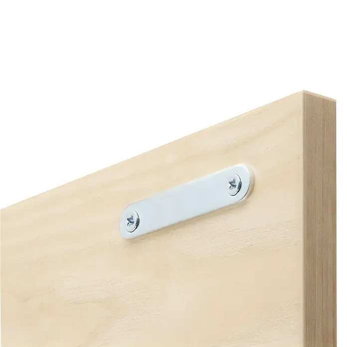 Hettich Magnetverschluss - Haftkraft: 8 kg, Weiß - Nahaufnahme einer Holzplatte mit einer Metallhalterung, die mit zwei Schrauben befestigt ist. Die Halterung sorgt für Stabilität des Produktes.