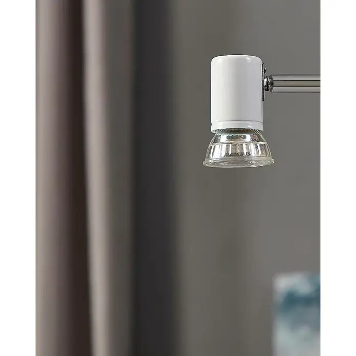 Eglo LED-Lampen-Set 3er Set - GU10, Nicht Dimmbar, Warmweiß, 345 lm, 4,5 W - Nahaufnahme einer modernen, weißen Deckenleuchte mit einem klaren, glockenförmigen Lampenschirm und einem eleganten, verchromten Arm.