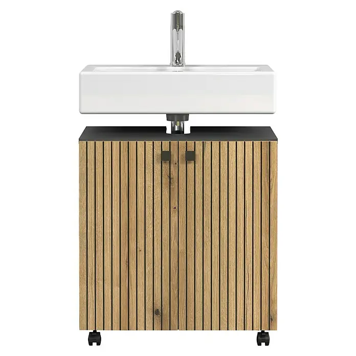 Trendteam Niklas Waschtischunterschrank - B x T x H: 60 x 42 x 64 cm, Evoke Eiche/Anthrazit, Strukturiert - Rechteckiges weißes Keramikwaschbecken mit Chromarmatur auf einem Lamellen-Waschtischunterschrank aus hellem Holz mit schwarzen Griffen und Rollen.
