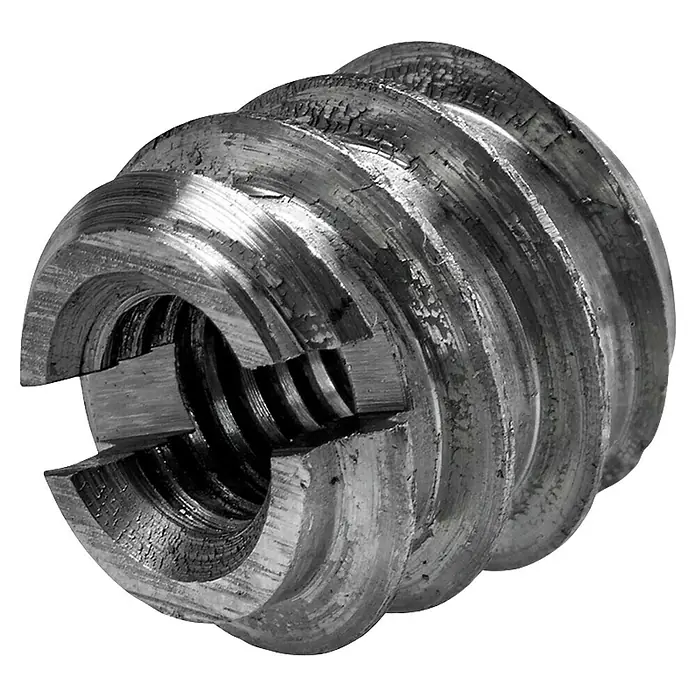 Hettich Eindrehmuffe - Schraubengewinde: M 6, Lochdurchmesser 1: 8 mm, Stahl - Nahaufnahme einer Gewindeeinsatzmutter aus Metall.
