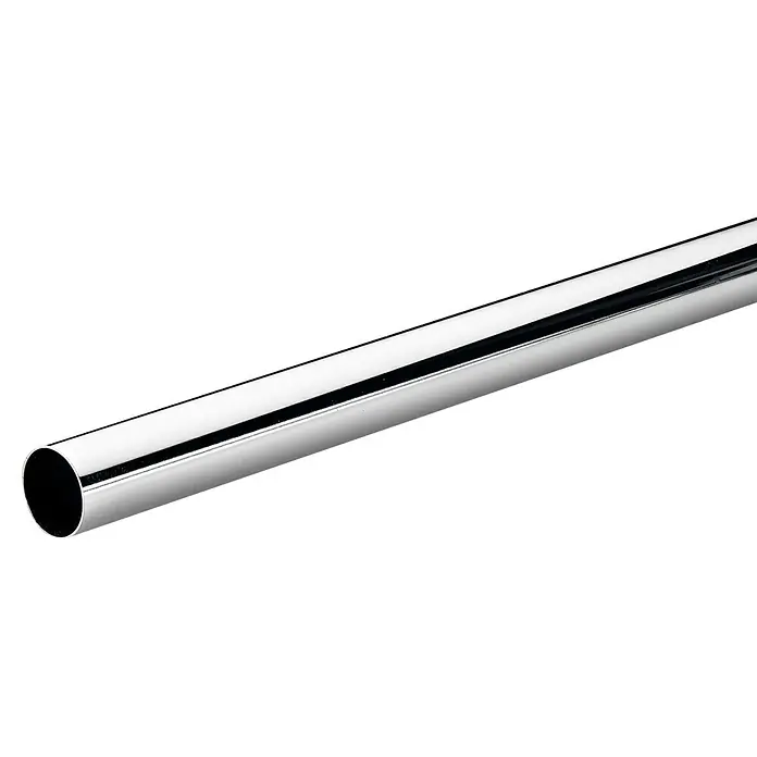Suki Kleiderstange - Ø x L: 25 x 1.500 mm, Verchromt, Chrom - Nahaufnahme eines glänzenden, silberfarbenen Metallrohrs, das sich schräg vor einem schwarzen Hintergrund erstreckt.