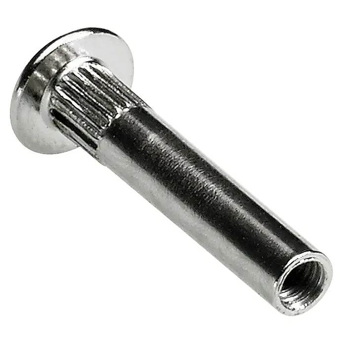 Suki Gewindehülse - Länge: 27 mm, Passend für: Holzdicken 28 - 36 mm - Das Bild zeigt eine Hohlniete aus Metall, die über einen flachen Kopf und einen gerändelten Schaft verfügt. Ein Innengewinde ist erkennbar.