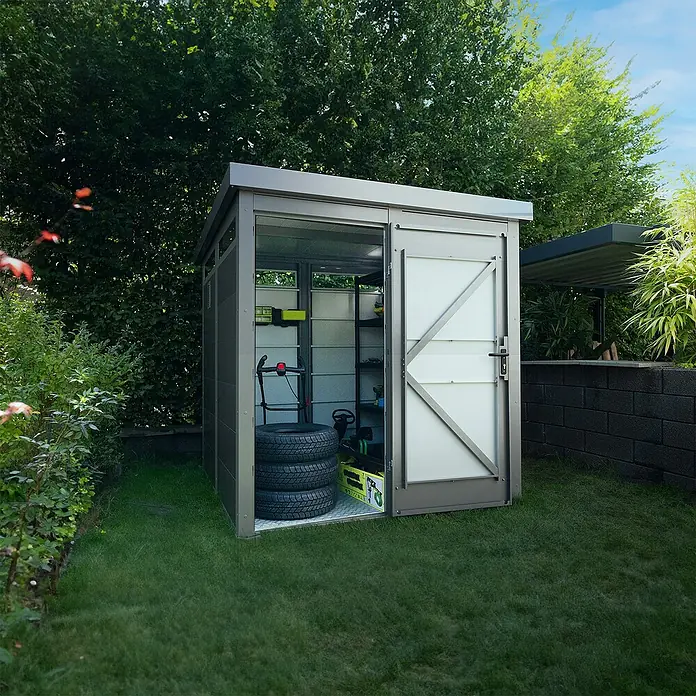 Amazing Spaces Gerätehaus Shape Typ 2 - Außenmaß inkl. Dachüberstand (B x T): 105 x 307 cm, Stahl, Graualuminium, Ohne Oberlicht - Graues Metall-Gartenhaus mit teilweise offener Tür, das Reifen und Werkzeuge im Innerer zeigt.