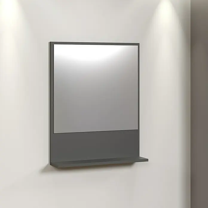Trendteam Niklas Ablagespiegel - 60 x 14 x 74 cm, Anthrazit - Grauer Badezimmerspiegel mit integriertem Regal an einer weißen Wand, der das minimalistische Design hervorhebt.