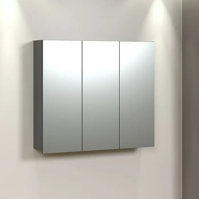 Trendteam Niklas Spiegelschrank - B x H: 90 x 80 cm, Anthrazit - Ein dreitüriger Spiegelschrank hängt an einer hellen Wand. Der Schrank reflektiert das Licht und bietet praktischen Stauraum im Badezimmer.