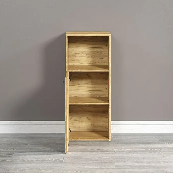Trendteam Niklas Midischrank - B x T x H: 40 x 31 x 95 cm, Evoke Eiche, Strukturiert - Aufnahme eines Regalschranks aus Holz mit einer offenen Tür vor einer grauen Wand.