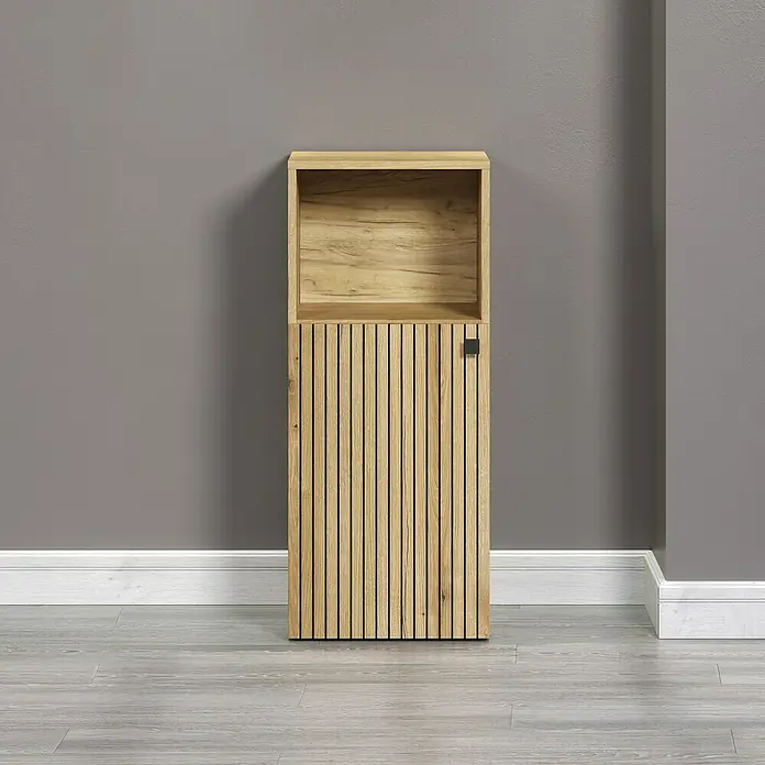 Trendteam Niklas Midischrank - B x T x H: 40 x 31 x 95 cm, Evoke Eiche, Strukturiert - Elegantes Holzregal mit offenem Fach und gerippter Tür vor grauer Wand, das stilvolle Aufbewahrungslösungen bietet.