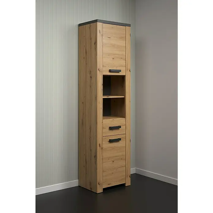 Trendteam Follow Hochschrank - B x T x H: 53 x 35 x 196 cm, Artisan Eiche, Matt - Ein hochauflösendes Bild eines Badezimmerschranks aus Holz mit dunklen Griffen und einem dunklen Oberteil, der zwischen zwei Wänden steht.