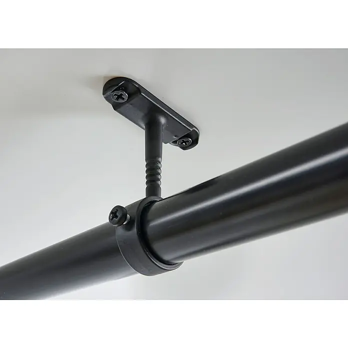 Hettich Kleiderstangenlager - Durchmesser: 25 mm, Zinkdruckguss, 1 Stk., Schwarz - Nahaufnahme einer schwarzen Gardinenstange mit Halterung an einer weißen Decke, die ein elegantes und minimalistisches Design zeigt.