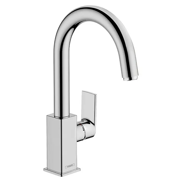 Hansgrohe Vernis Shape Waschtischarmatur - Chrom, Höhe: 31,5 cm - Nahaufnahme einer glänzenden, verchromten Hansgrohe Armatur mit einem minimalistischen, modernen Design vor dunklem Hintergrund.